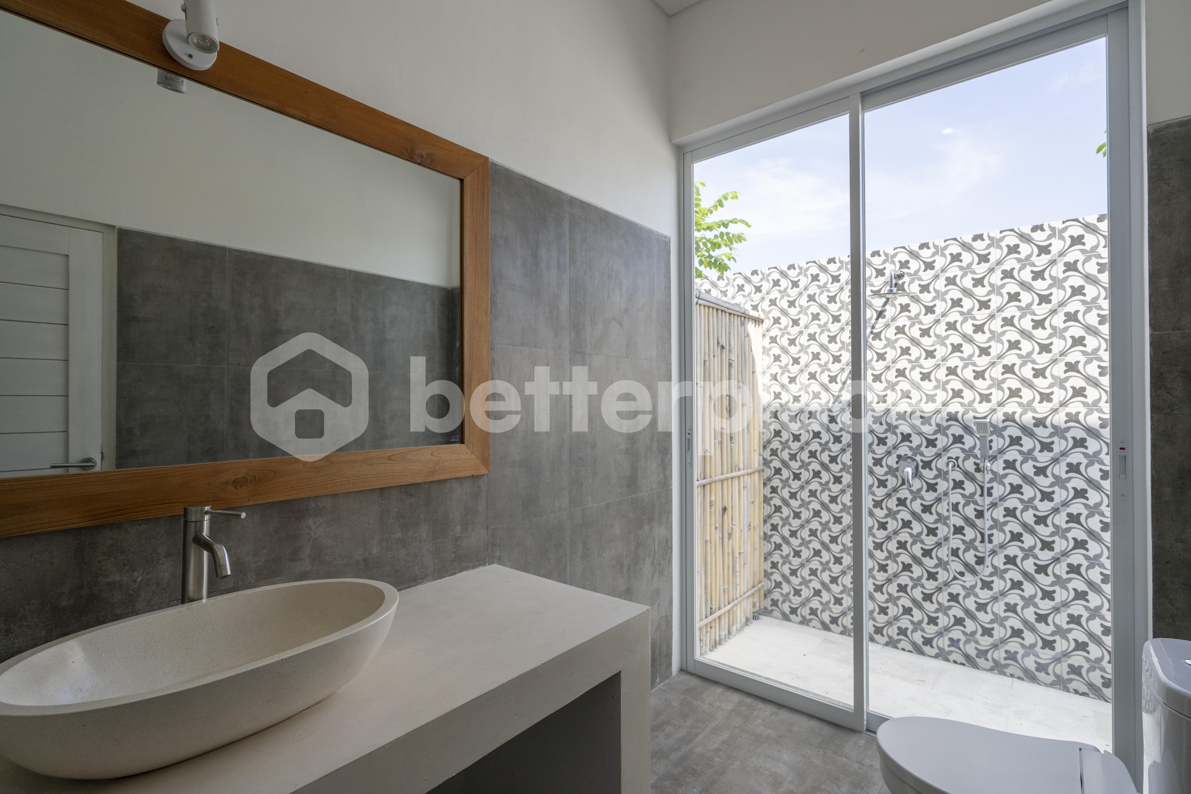 Spacious 5 Bedroom Villa in Kerobokan – Perfect for Investment or Home Living