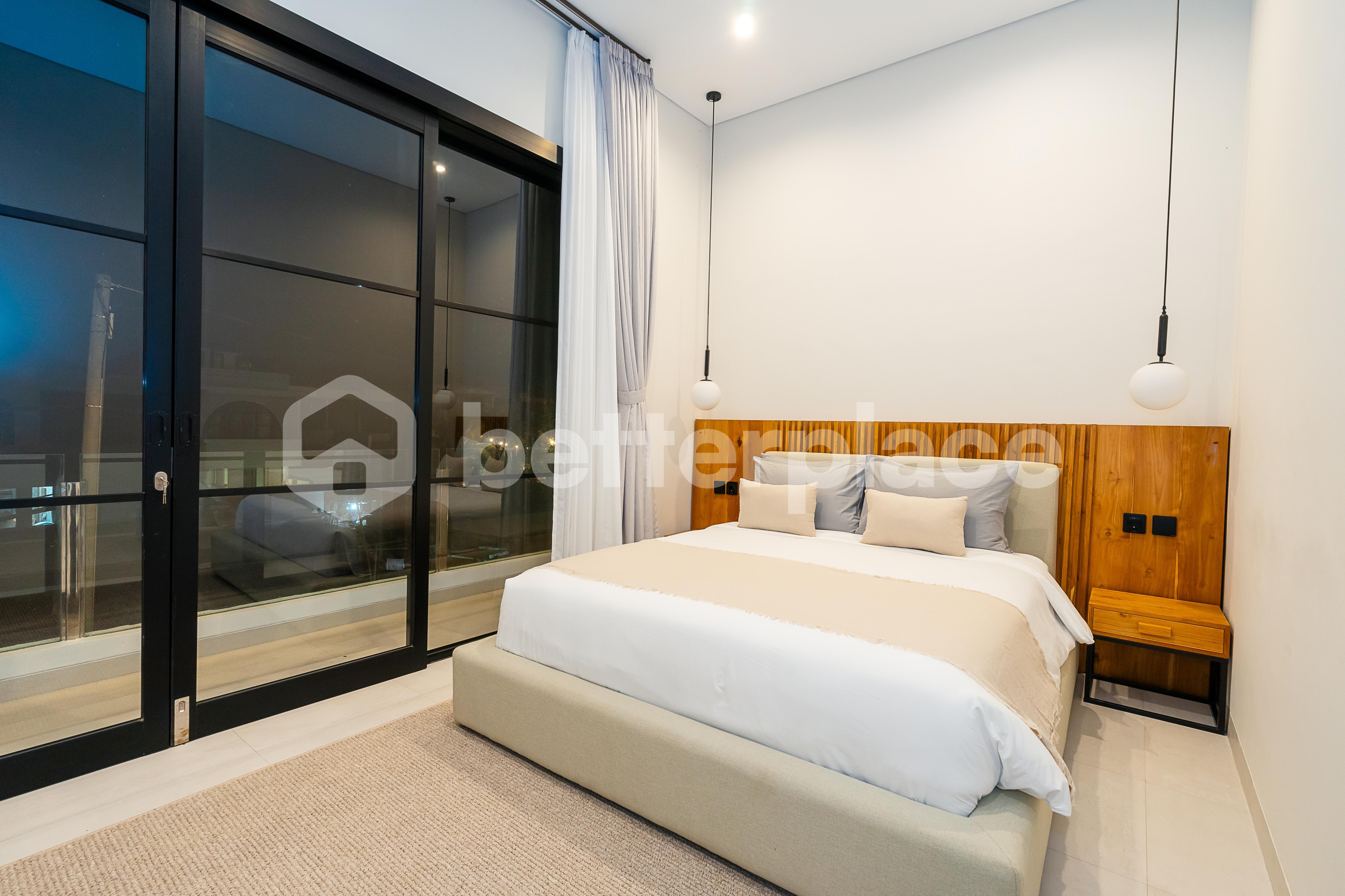 Beautifully Furnished Villa: 1 Minute to Gym, 15 Minutes to Beach