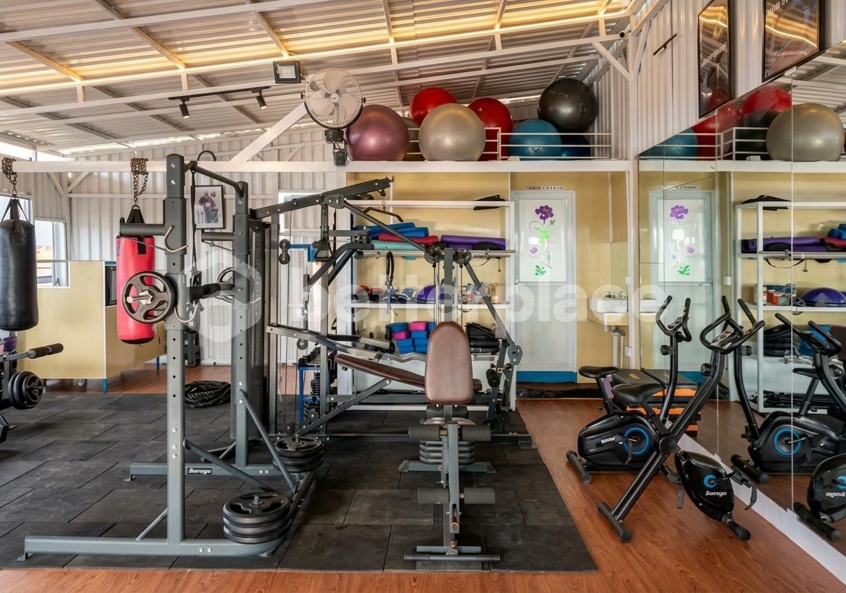 Live Upstairs, Earn Downstairs: Exclusive Property with Turnkey Rental Units and Solar-Powered Infrastructure