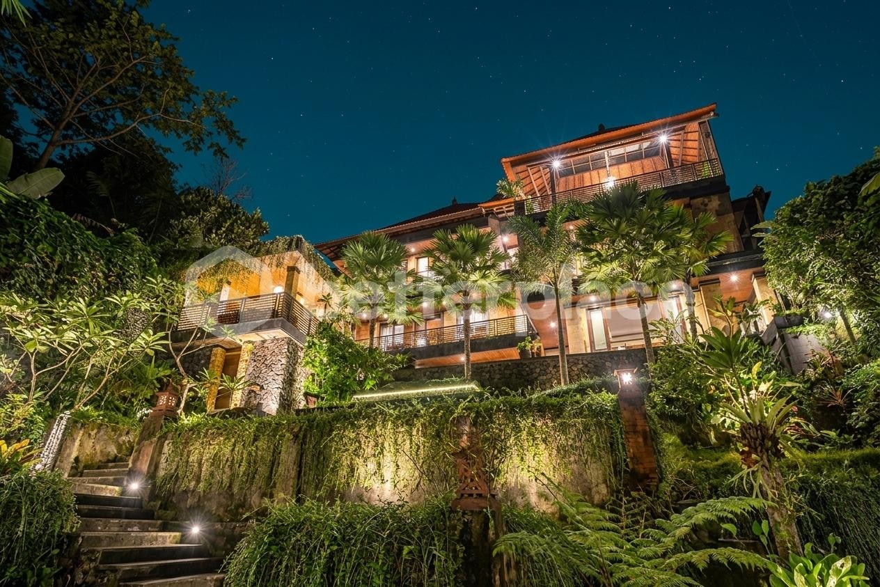 Striking Seven-Bedroom Art Deco Villa in Tegalalang — Outdoor Pool, Curated Gardens, Fifteen Minutes from Ubud Centre