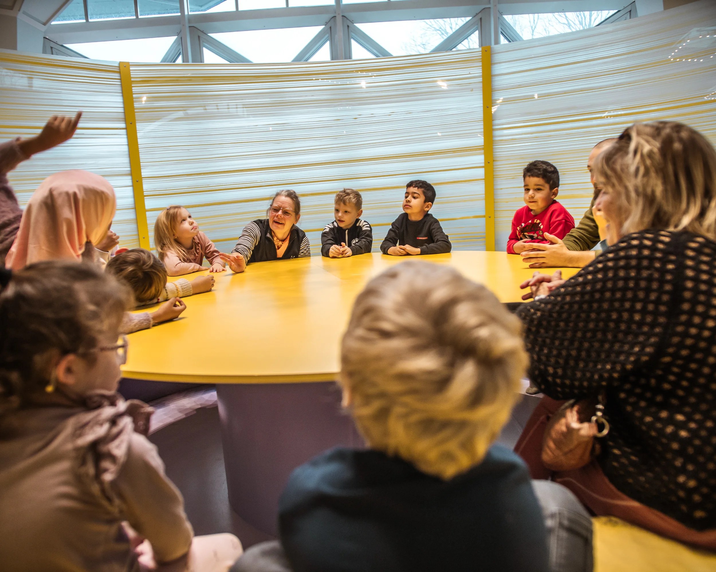 Fællesskab omkring kunsten: Børn og voksne mødes i dialog, nærvær og fælles oplevelser. Pressefoto.