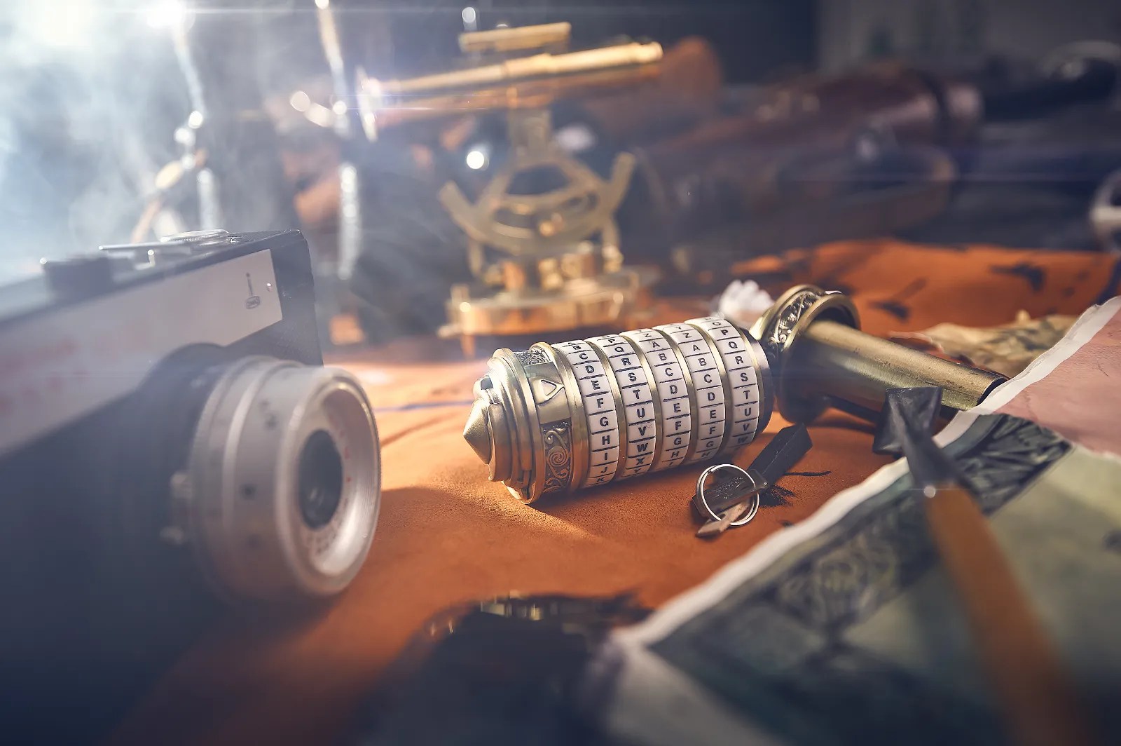 Kryptex, alte Kamera, Schlüssel und Messinginstrumente – Rätselrequisiten im Escape Room Helvex in Escape Ragaz