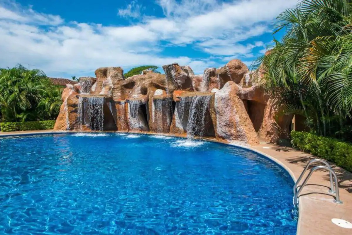 magnificent-waterfall-in-the-pool