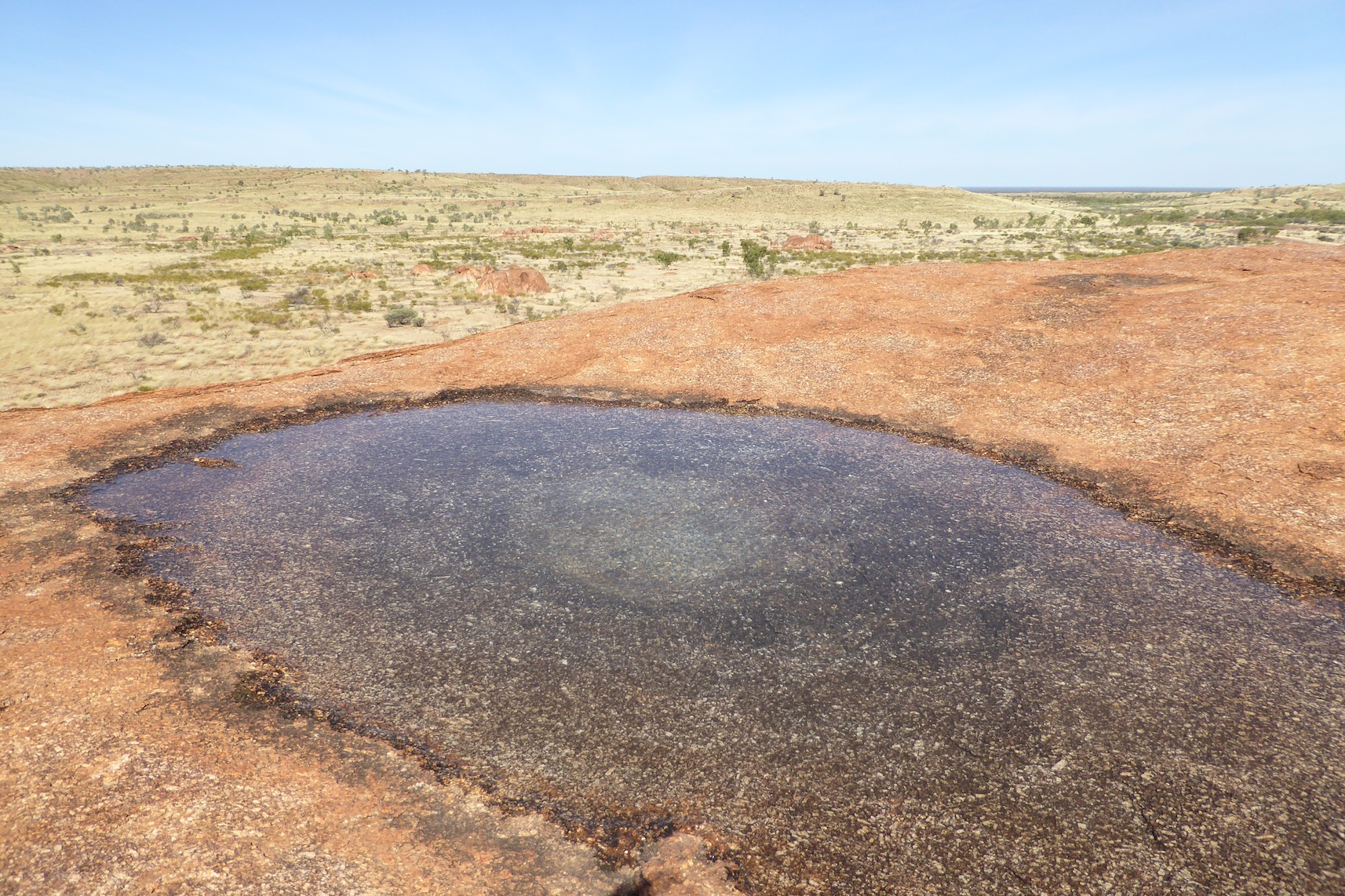 wegen Regen in der letzten Woche sind die Wasserlöcher am Stein gefüllt