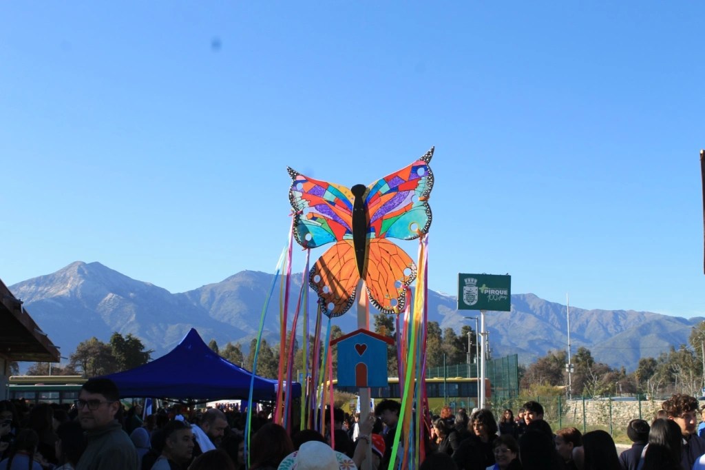 Tótem reciclado de la Escuela Libre y Feliz de Gaspi y Susi en el desfile comunal de Pirque 2025