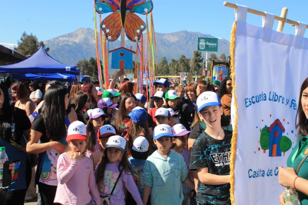 Estudiantes de la Escuela Libre y Feliz de Gaspi y Susi mostrando su tótem reciclado en el desfile comunal de Pirque