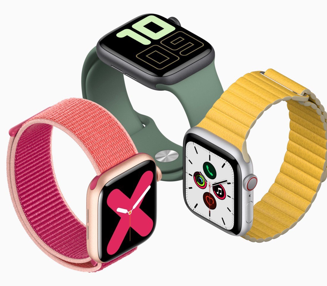 Tres Apple Watch Series 5, uno con correa amarilla, otro roja y otro verde.