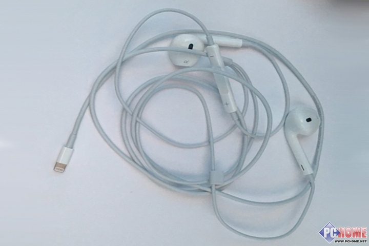 Aparecen en foto unos auriculares EarPods con conexión Lightning