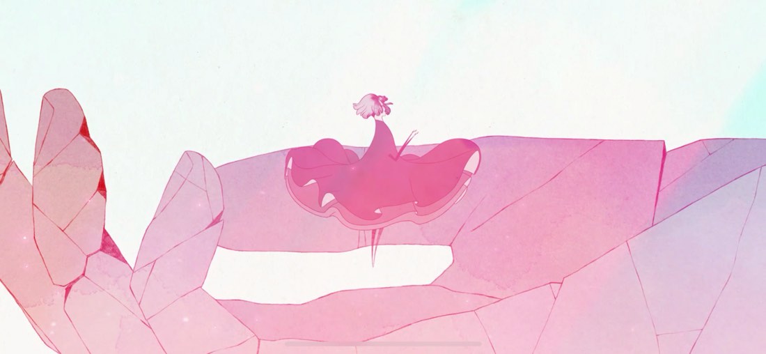 Captura de pantalla del juego GRIS. Se muestra a la protagonista flotando sobre una gran mano de piedra. Tonos rosas y fondo blanco.