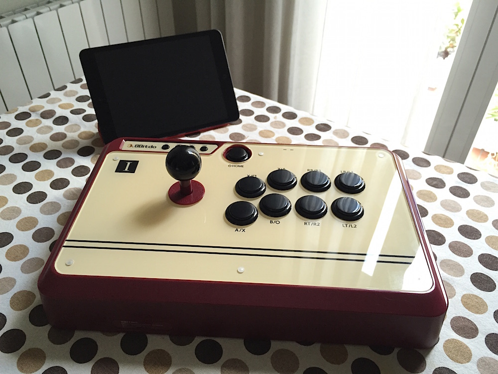 Probamos el mando Arcade 8bitdo, compatible con iOS, Android, Mac y Windows