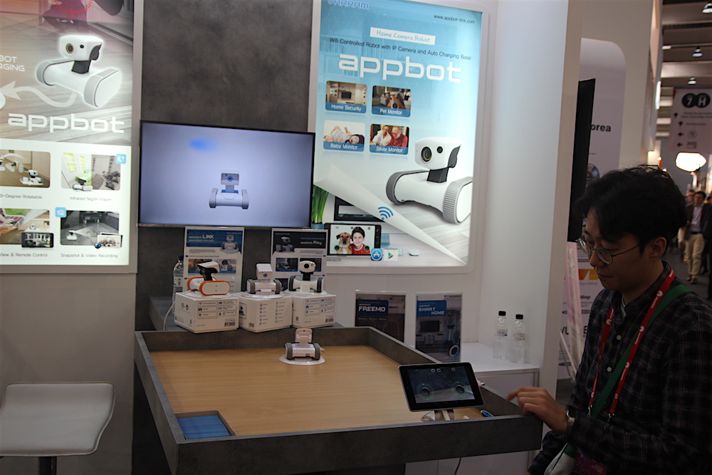 [MWC 16] appbot LINK, el robot con cámara de vigilancia que patruya tu casa