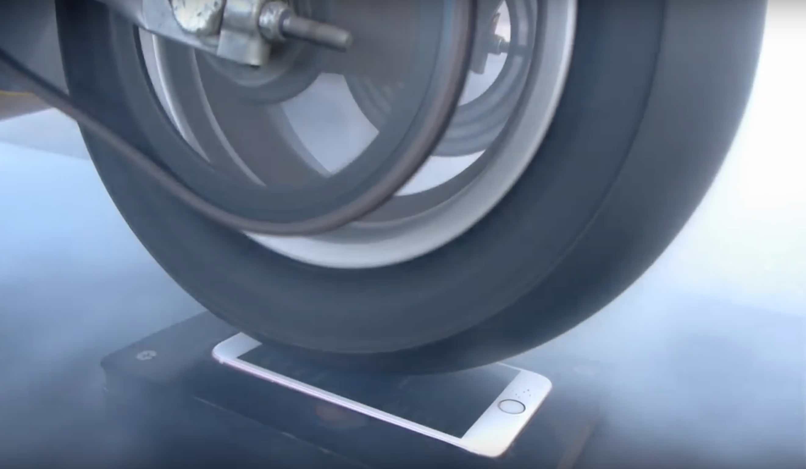 ¿Qué pasa si quemamos neumático sobre un iPhone 6S?