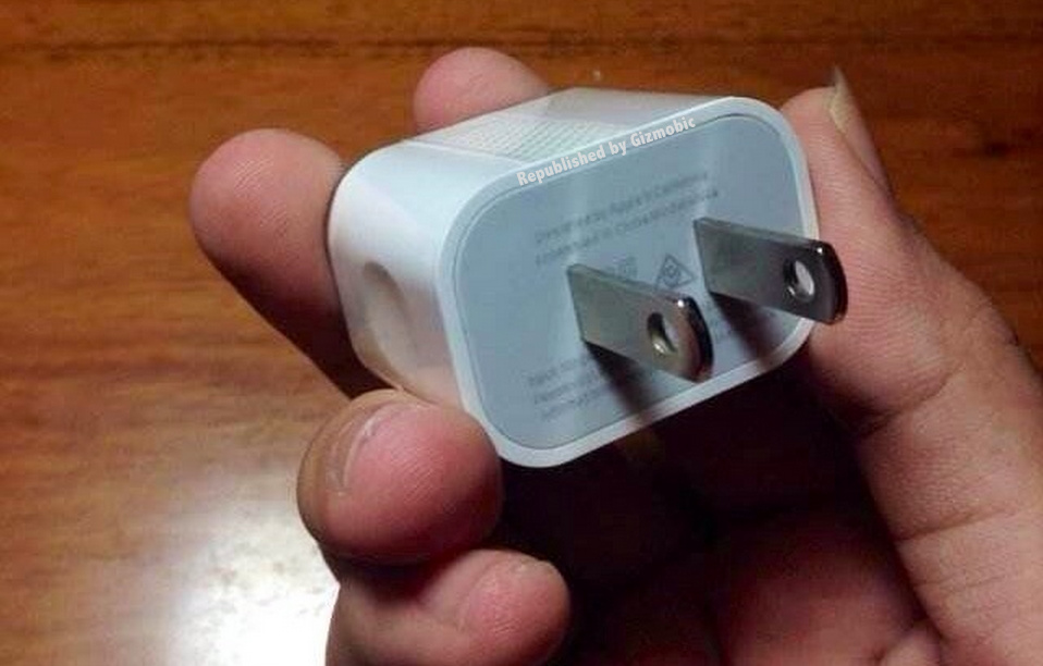 Aparece en vídeo un cable USB reversible y un «nuevo» adaptador de corriente