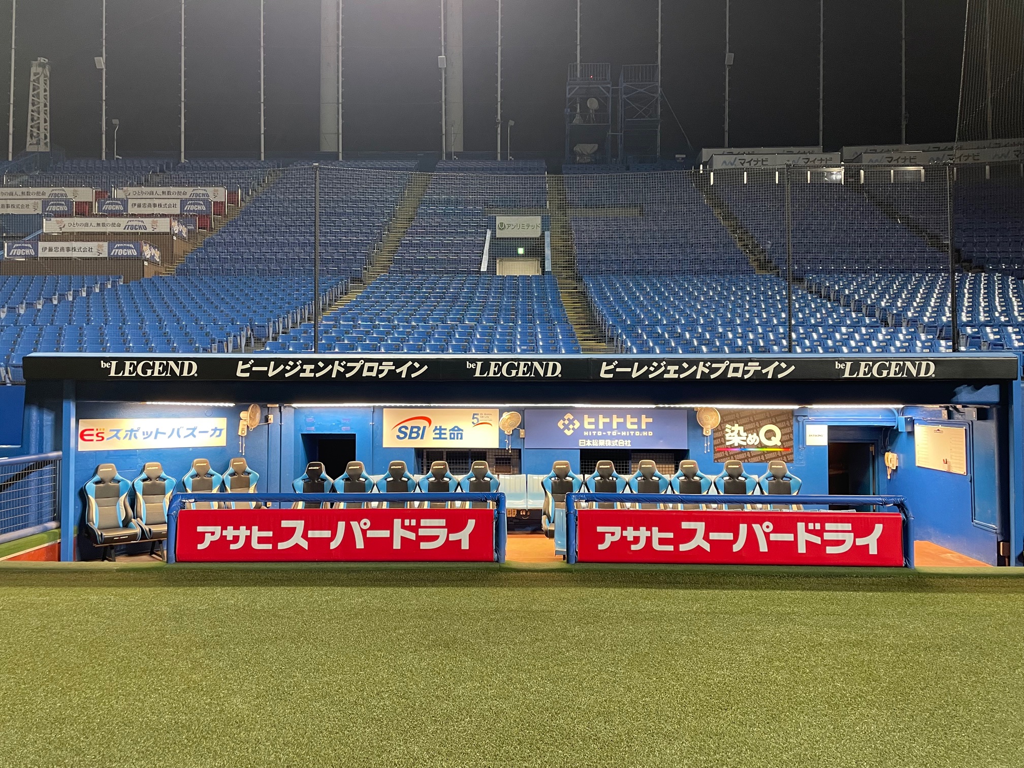 明治神宮野球場ベンチ壁面内にイーズの会社ロゴ及び「スポットバズーカ」入り広告看板設置されました。 | 株式会社イーズ