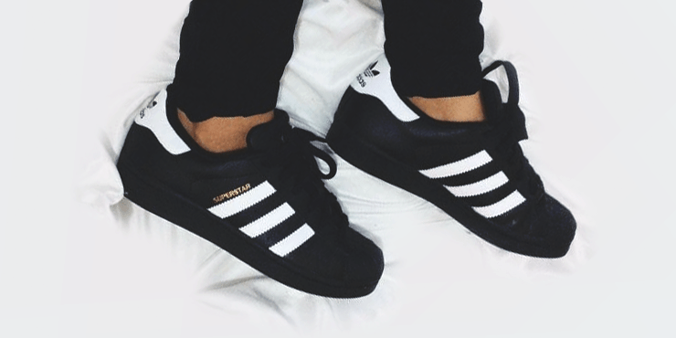 Descubrí la mejor forma de comprar online. Outfits con Adidas Superstar negros que todas te querrÃ¡n