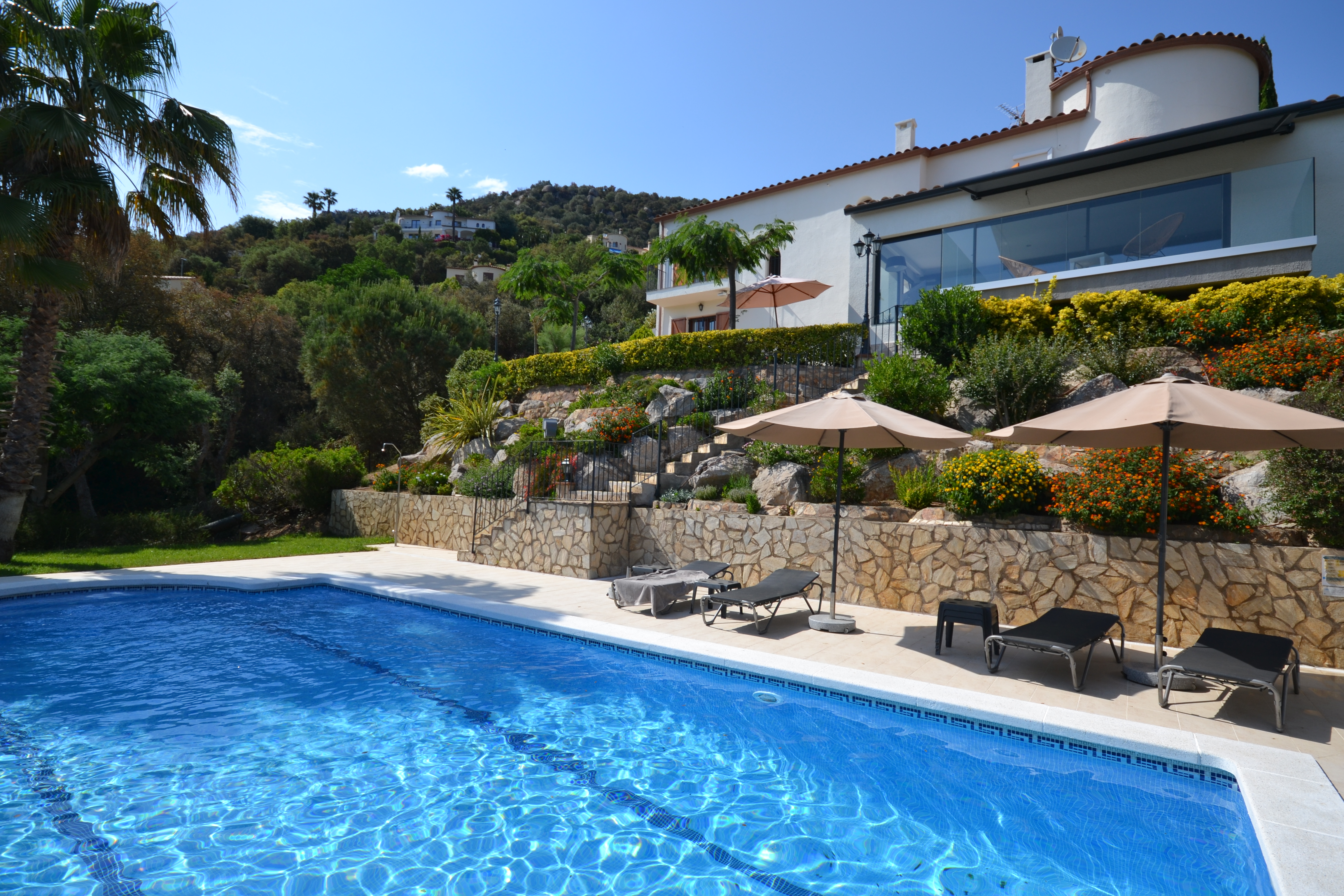 Petite Maison Typique Avec Piscine Privee Recemment Renove Dans Le Style De La Maison Menorque Villa Espagne Vacances Espagne Maison De Vacances