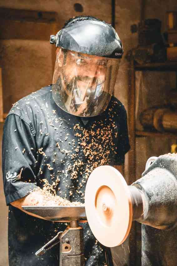 albalad-jeddah-hombre-carpintero hombre trabajando la madera en Jeddah