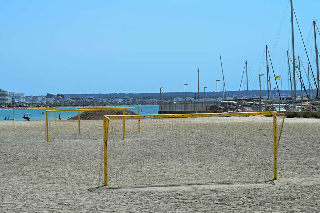 El Ayuntamiento de Palma instala un campo de voley y dos campos de fútbol playa en Playa de Palma