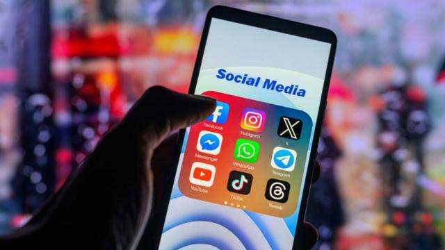El logotipo de Facebook se muestra en un smartphone entre otras redes sociales