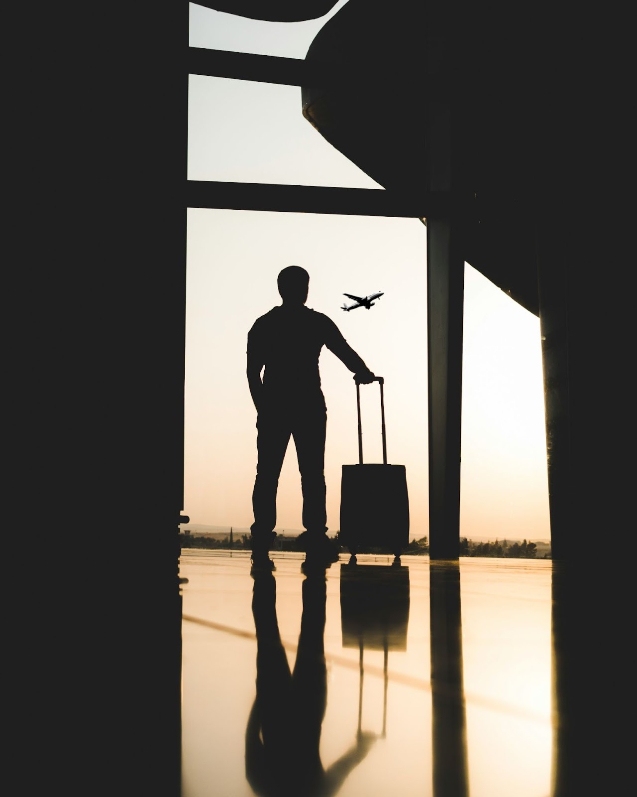 https://unsplash.com/photos/silhouette-of-man-holding-luggage-inside-airport-bMIlyKZHKMY