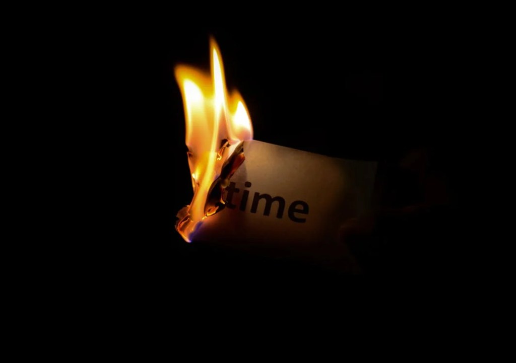 Piccolo bigliettino in fiamme con la scritta tempo