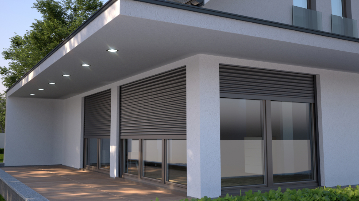 Modernes Haus mit Smarte Rolladensteuerung von ESTADA, großen Glasschiebetüren und dunkelgrauen Fensterläden.