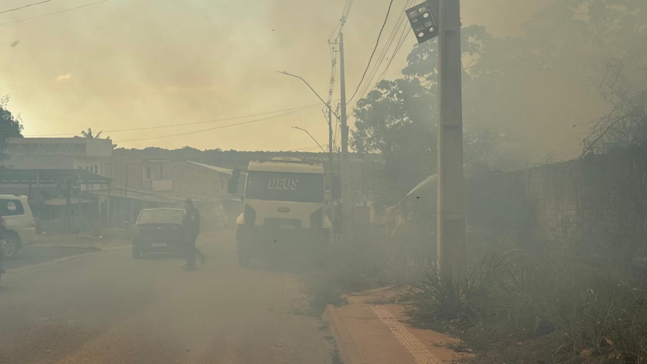Incêndio em antiga serraria preocupa moradores e mobiliza equipes em Mojuí dos Campos