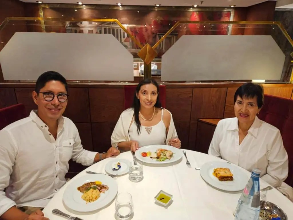 Cena en el comedor principal de un crucero por los fiordos noruegos de la naviera MSC