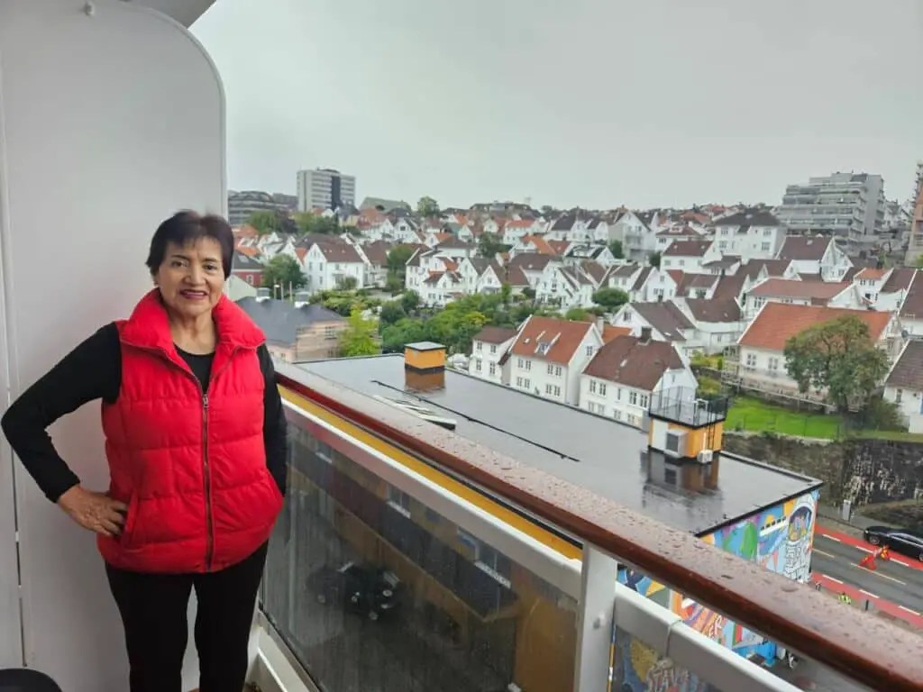 Vista del puerto de Stavanger desde el balcón de un camarote de crucero MSC. Stavanger es una ciudad muy popular en los itinerarios de los cruceros por os fiordos noruegos