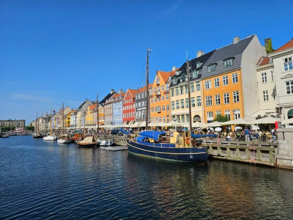 Nyhavn es un barrio con casas de colores que es turístico para conocer en un día de crucero en Copenhague