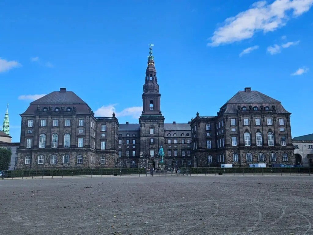 Palacio de Christiansborg . Un lugar para conocer en un día de crucero en Copenhague.