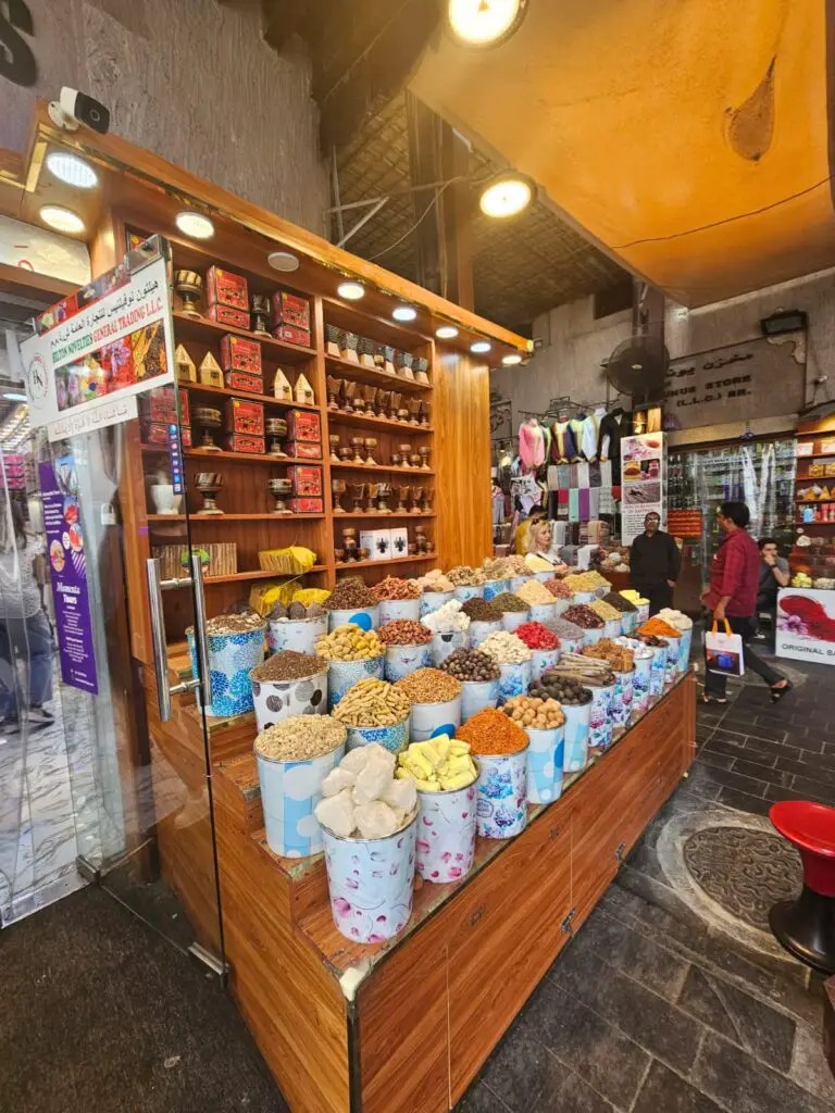 Zoco en deira en el viejo dubai, se venden especias, dulces, perfumes. textiles. Es un mercado tradicional al estilo árabe