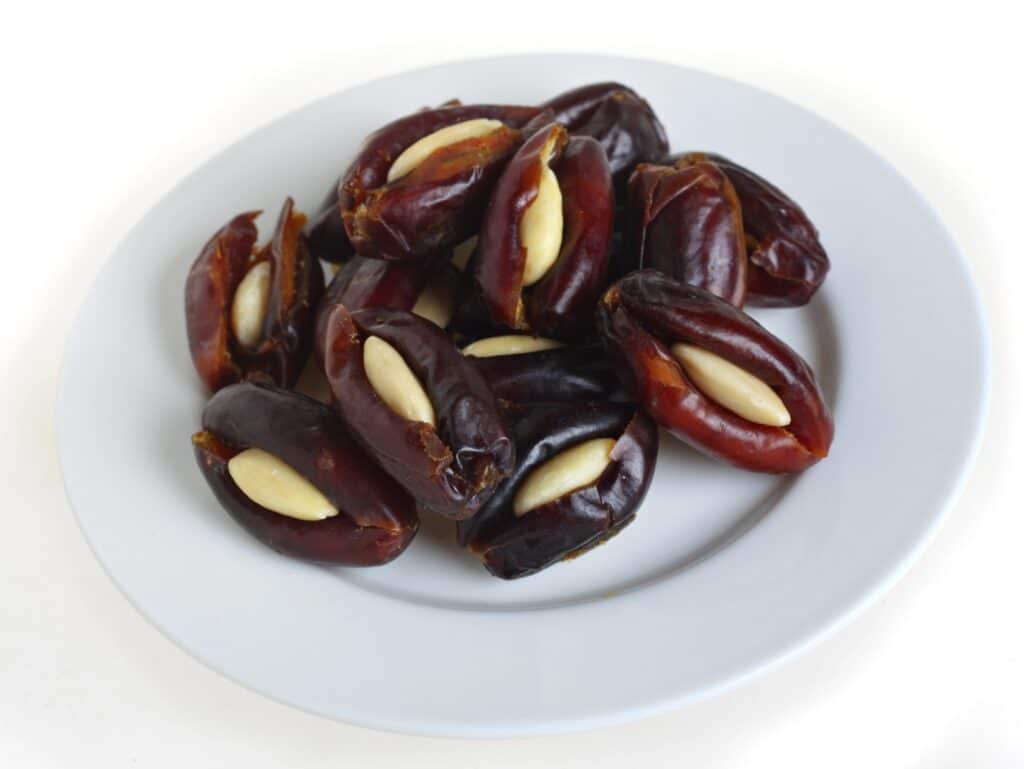 Dátiles rellenos con almendras es un snack típico para probar en mascate .