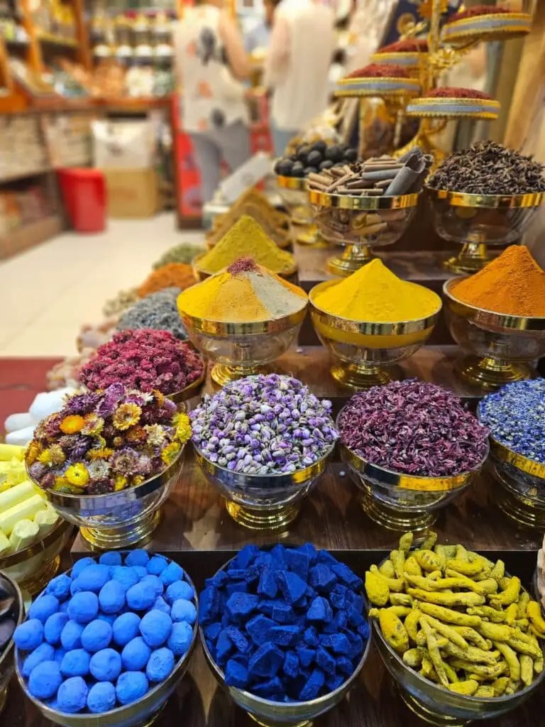 Especias que se venden en el zoco de mutrah. Este mercado es uno de los sitios para conocer en un día de crucero en mascate.
