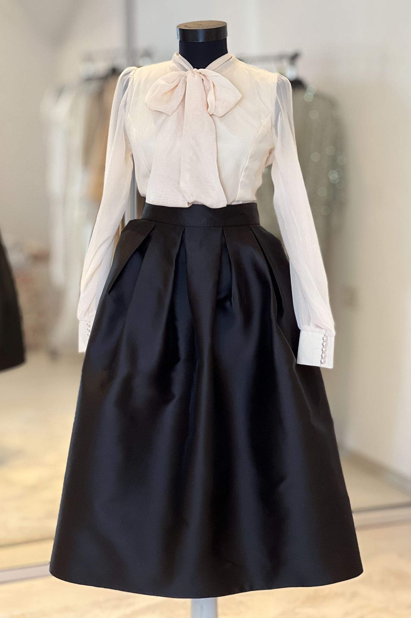 FUSTA NEAGRA EVAZATA DIN TAFTA