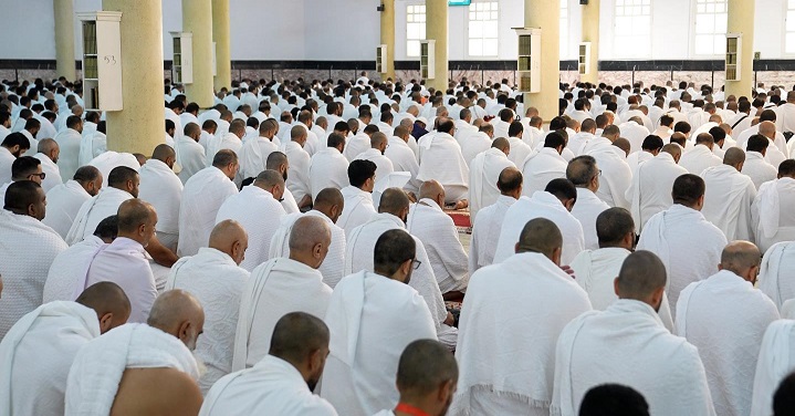حجاج بيت الله الحرام يؤدون صلاتي الظهر والعصر بمسجد الخيف وسط منظومة متكاملة من الخدمات