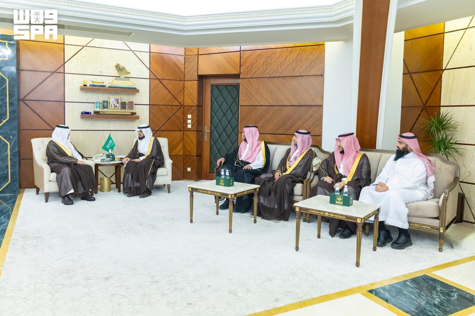 أمير المنطقة الشرقية يستقبل رئيس وأعضاء مجلس إدارة جمعية “يعمر” للعناية بالمساجد