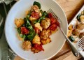 Boulettes de saucisses avec halloumi et tomates