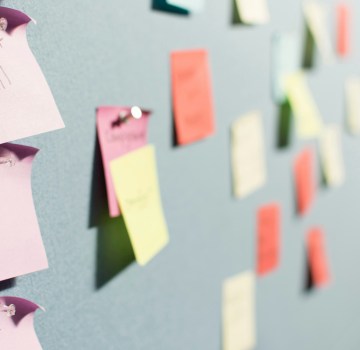 Total Rewards A blurred picture showing a number of different coloured post-it notes attached to a wall