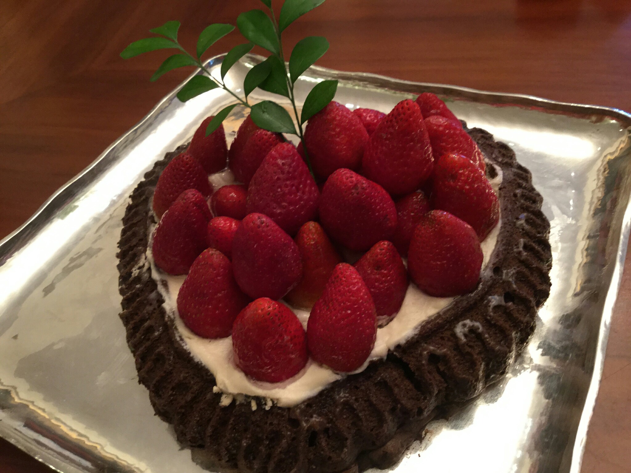 Torta de chocolate con crema chantilly y fresas S/80