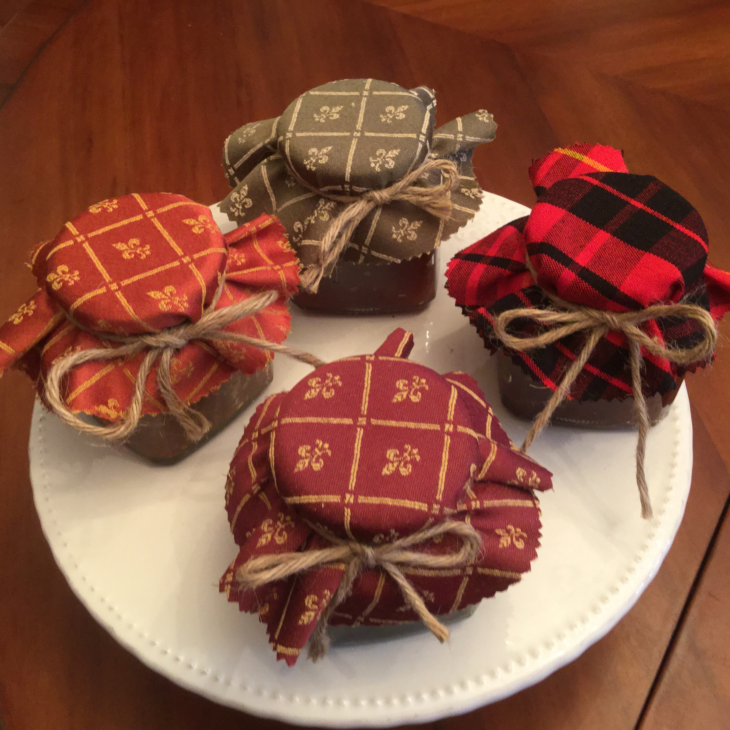 Mermeladas de fresas, moras, tomate y naranja