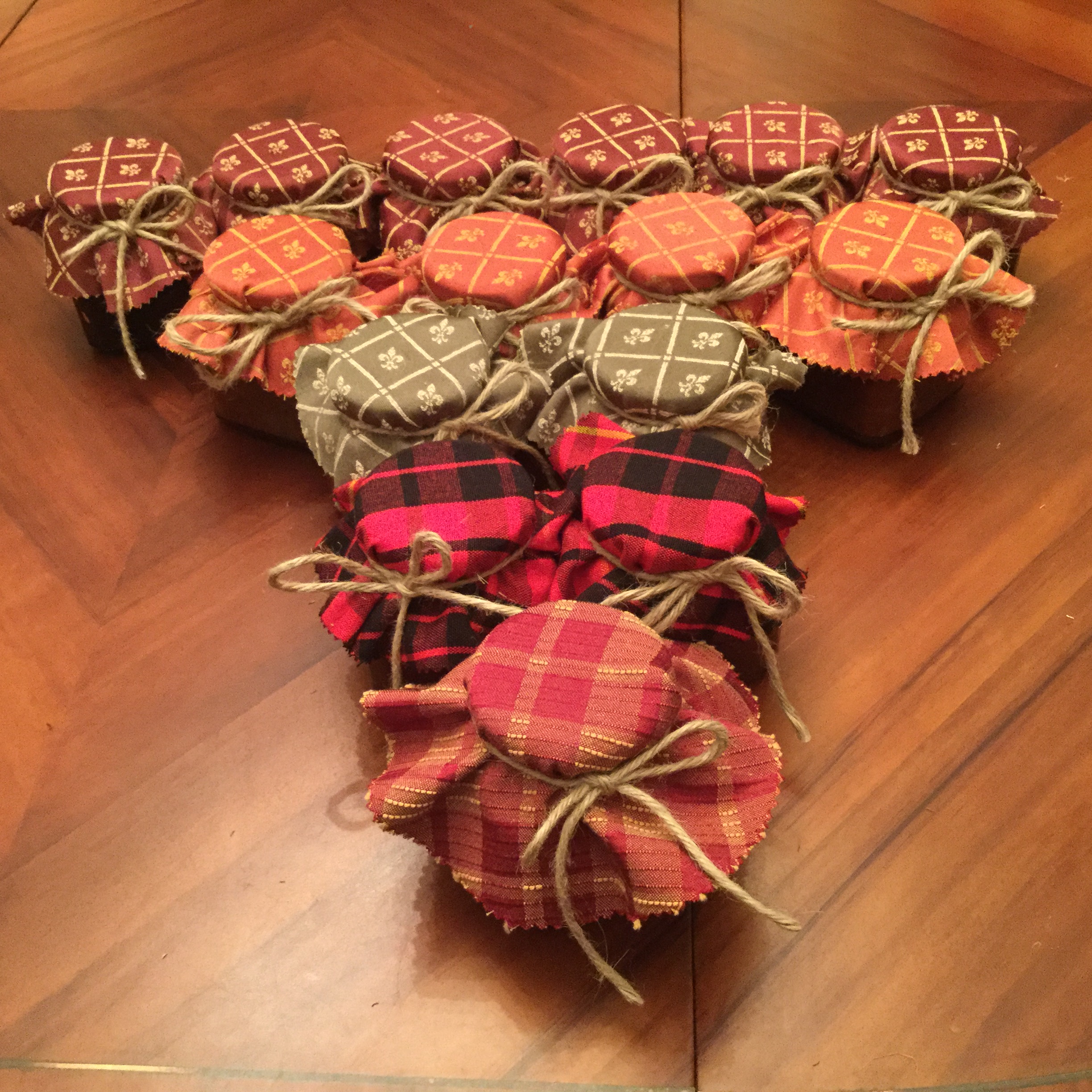 Mermeladas de fresas, moras, tomate y naranja