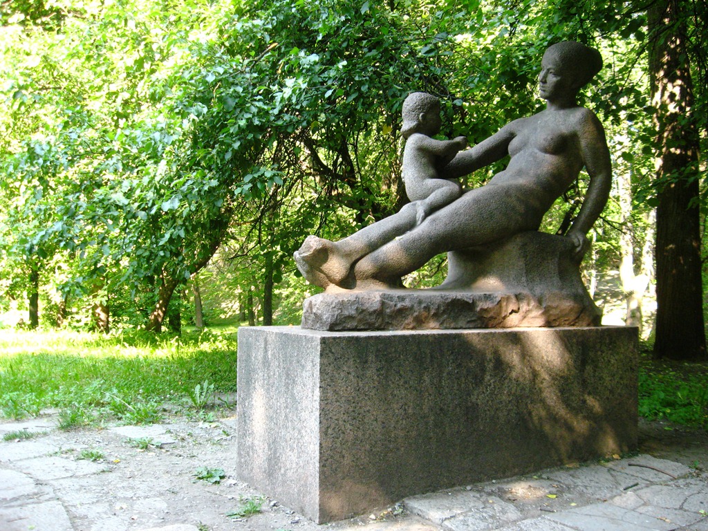 Ручная работа скульптура плачущий мама. Памятник матери