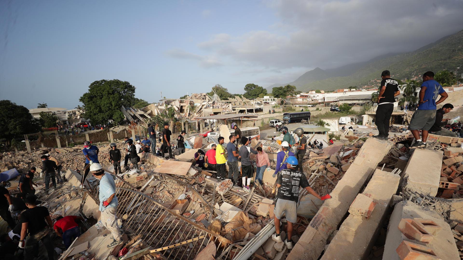 Terremotos en Venezuela dejan al menos 920 muertos y más de 50 mil desaparecidos