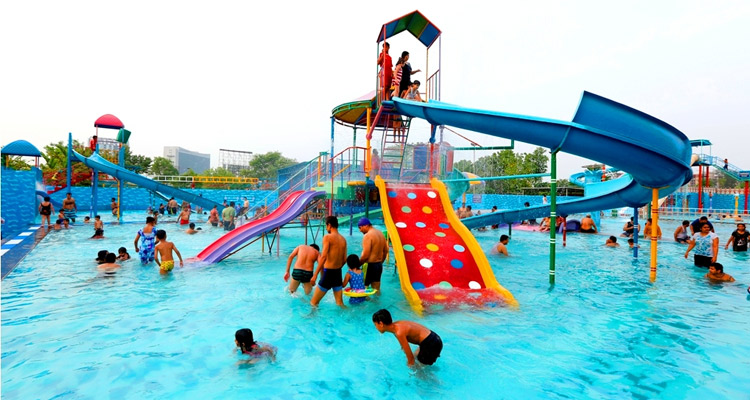 farmouse for office party with pool