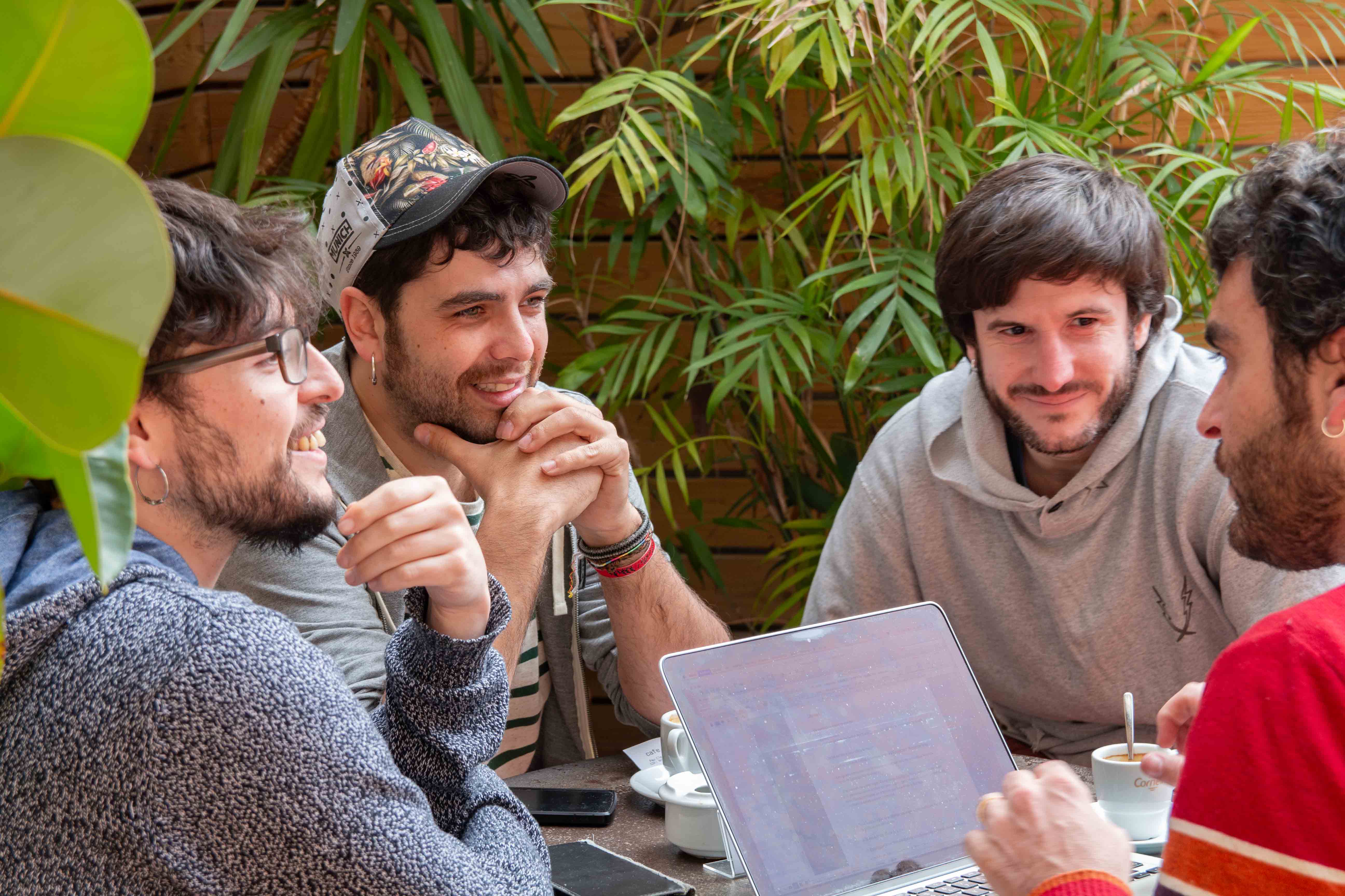 Fotografía del grupo musical Txarango durante una entrevista.