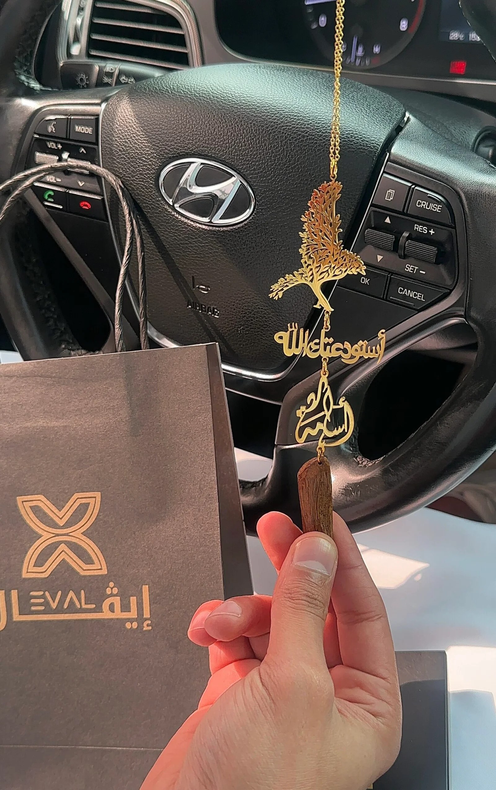 تعليقة محفورة شكل نسر مع كسرة عود – إيڤـال