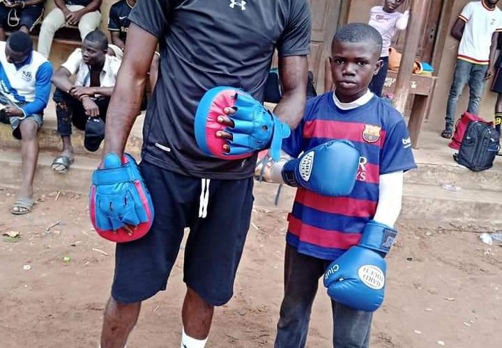 EL HOMBRE QUE USA EL BOXEO PARA AYUDAR A NIÑOS EN NIGERIA