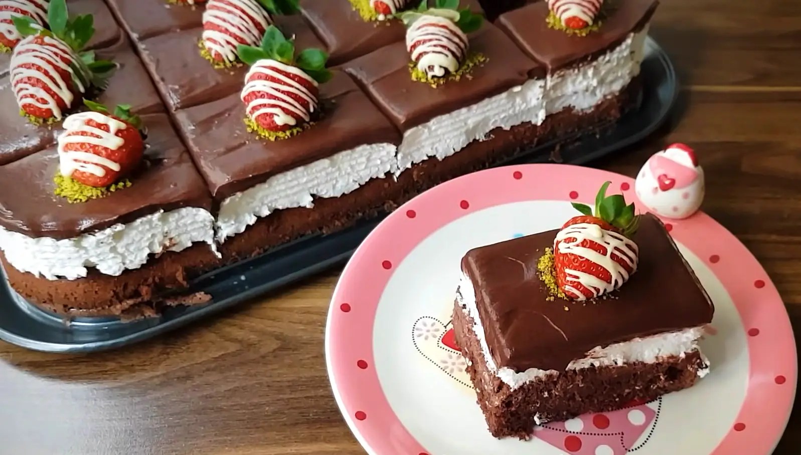 Çikolata Soslu Yaş Pasta Tarifi