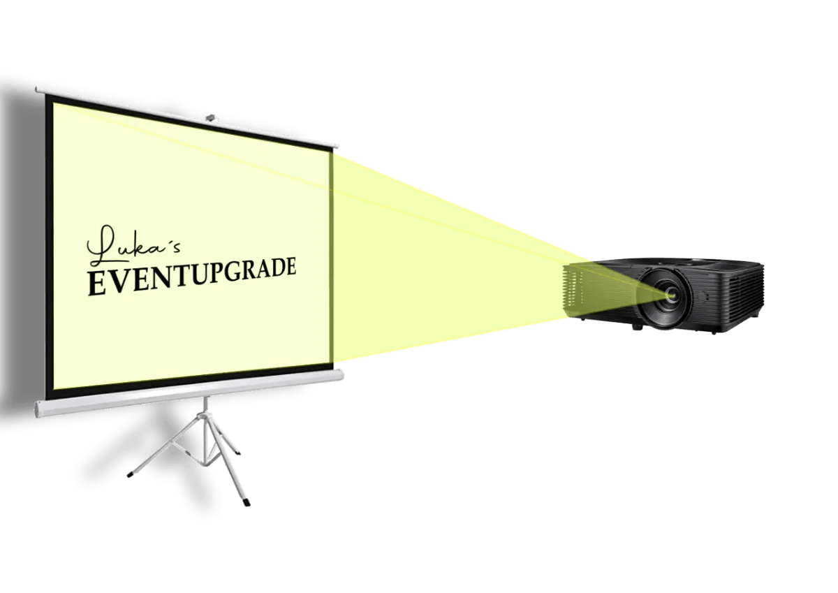 Projektor strahlt Bild auf Leinwand mit Luka’s Eventupgrade Logo